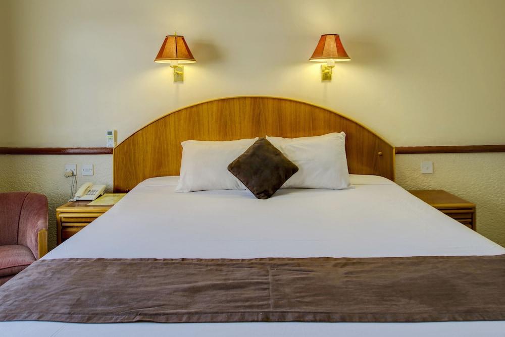 New Ambassador Hotel Harare Buitenkant foto