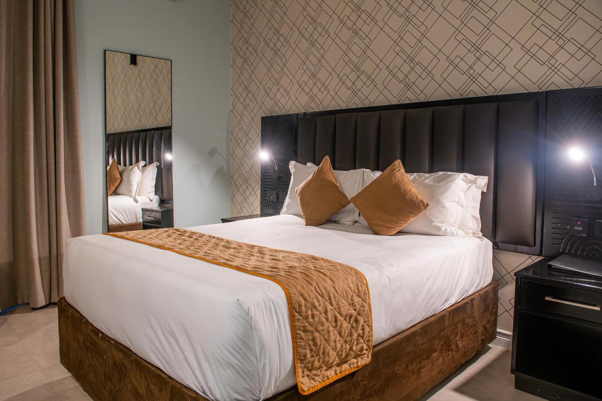 New Ambassador Hotel Harare Buitenkant foto