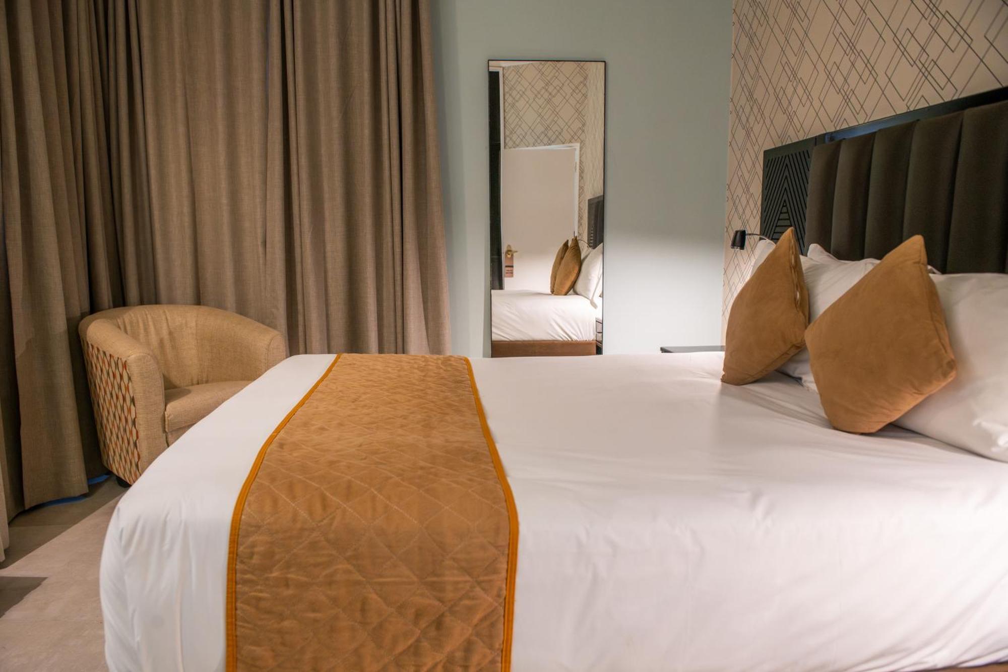 New Ambassador Hotel Harare Buitenkant foto