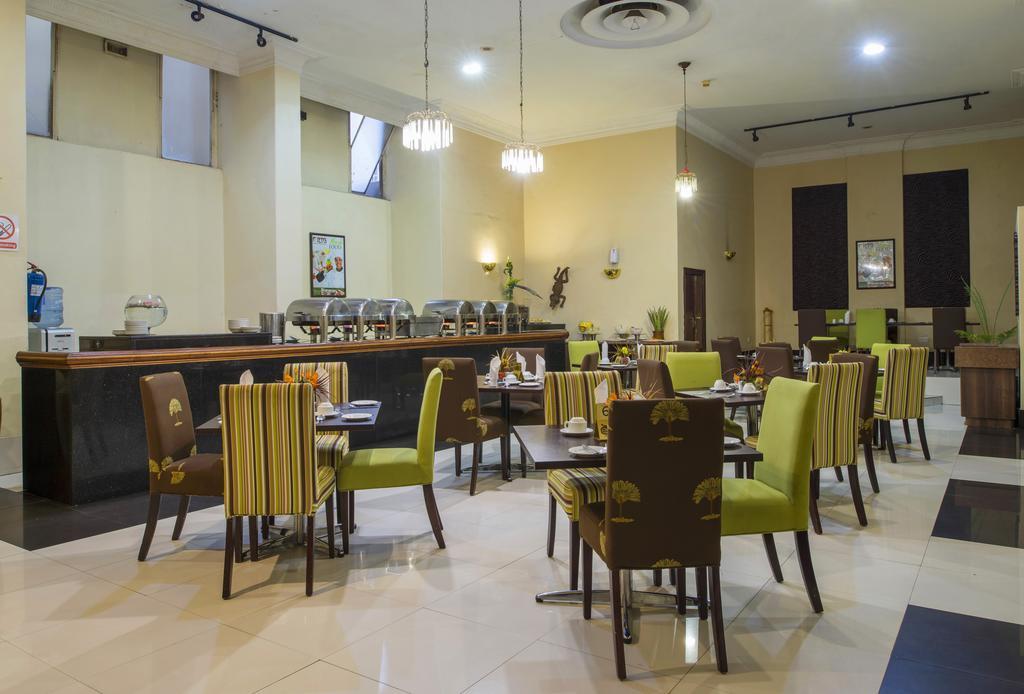 New Ambassador Hotel Harare Buitenkant foto